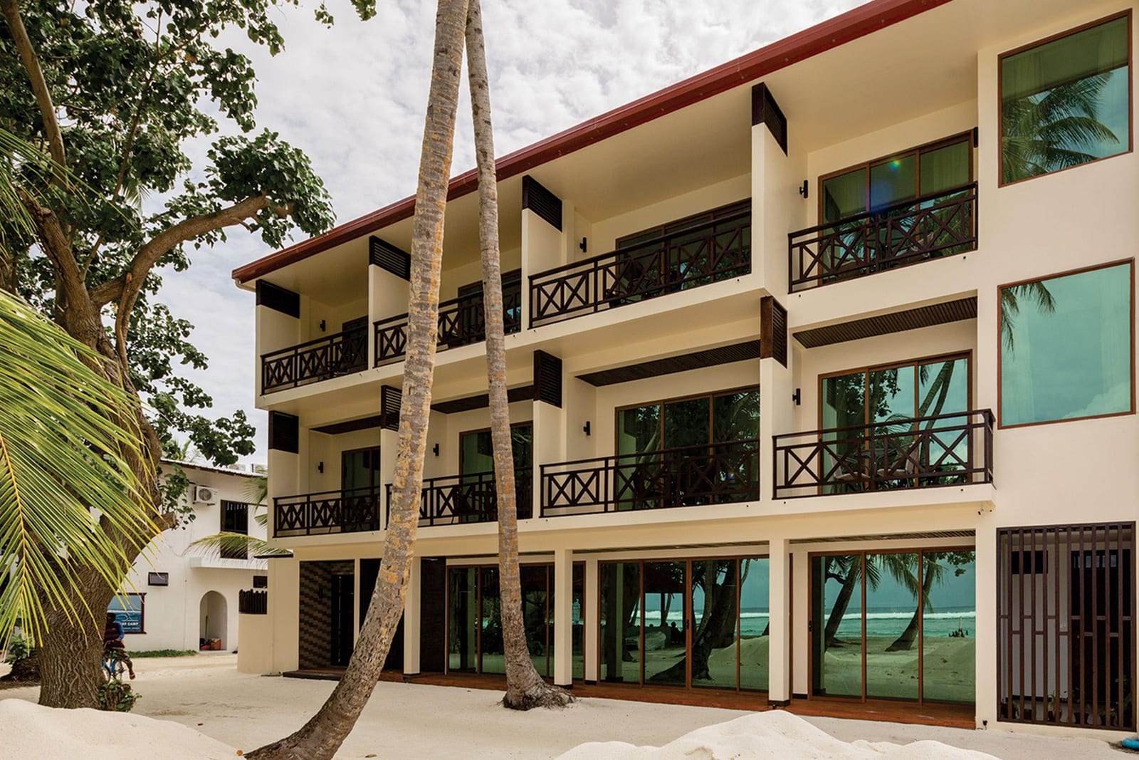 Canopus Retreat beachfront terrace and palm shade, Thulusdhoo